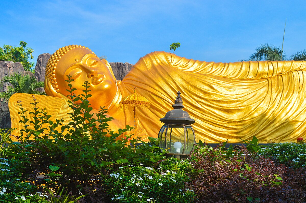 Patung Buddha tidur Mojokerto destinasi spiritual dan sejarah di Trowulan 1 penjahit batik mojokerto